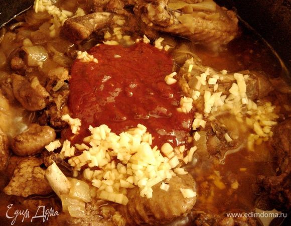 Чеснок измельчить и вместе с сацебели (или томатом) добавить в кастрюлю. Тогда же добавить и яйца. Тушить ещё 10-15 минут на медленном огне и под крышкой.