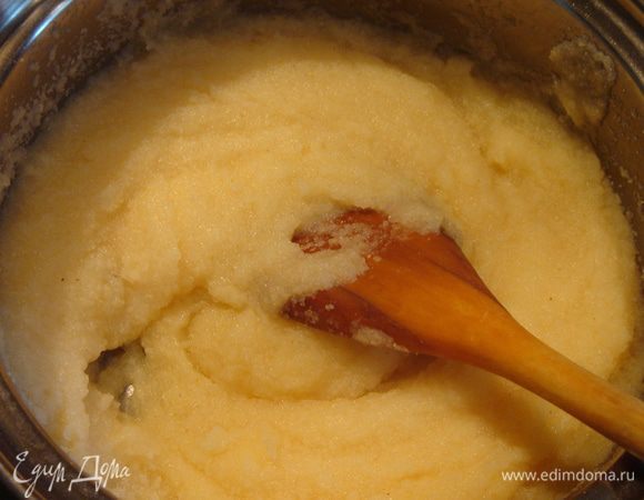 Для гоми  (мамалыги) мелкую кукурузную крупу просушивают на сухой сковороде, а затем засыпают в горячую воду, из расчёта 1 часть крупы на 3 части воды, и уваривают. В Грузии кукурузную кашу обычно не солят.