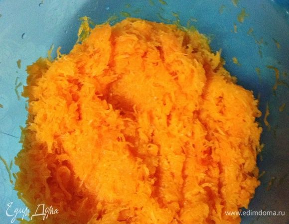 2. Тыкву промываем и натираем на мелкой терке.