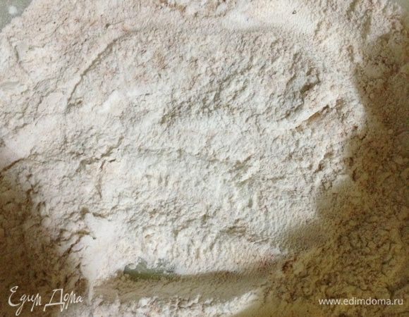 4. Просеянную муку соединяем с корицей и разрыхлителем.