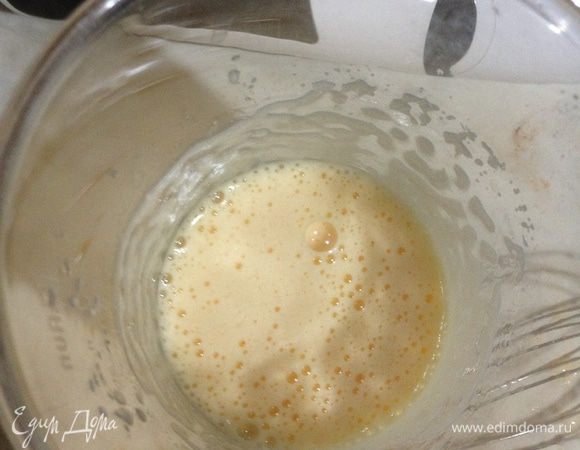 5. Взбиваем яйца с сахаром добела, затем добавляем сливочное масло и взбиваем миксером еще 30 секунд. Смешаем с остывшей тыквенной массой и постепенно введем мучную смесь. 