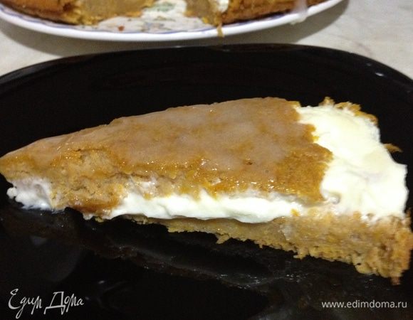 6. Берем разъемную форму, выкладываем туда тесто слоем примерно в 2 см и ставим в разогретую до 170 градусов духовку на 1 час. Через час достаем тесто из духовки, остужаем его и разрезаем на 2 части.