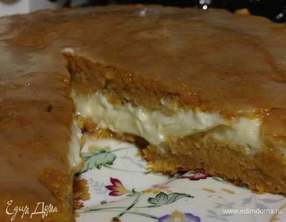 7. Делаем крем: взбиваем миксером маскарпоне с сахарной пудрой. Промазываем им первый корж и закрываем вторым. Затем делаем помадку: смешиваем лимонный сок с сахарной пудрой и промазываем верх нашего пирога. Приятного аппетита!