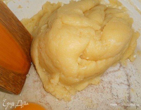 Готовим эклеры:
Вскипятите масло с водой в кастрюле, после чего добавьте просеянную муку с солью, взбивайте массу миксером или деревянной лопаточкой на слабом огне, пока тесто не начнет отходить от стенок посуды.