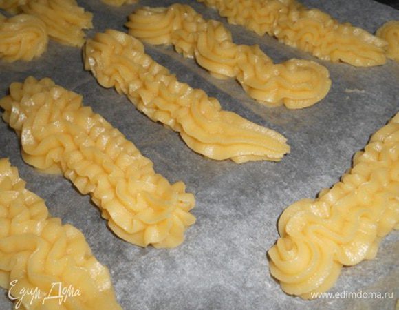 Дайте тесту остыть 10 минут, после чего вводите яйца по одному. Вымешивайте тесто так, чтобы оно становилось гладким и однородным. Переложите тесто в кондитерский рукав и дайте ему остыть, чтобы оно было слегка теплым. Разогрейте духовку до 200 градусов, смочите противень водой и застелите пергаментом. Можно выложить тесто в виде длинных пирожных, а можно ложкой, тогда получатся эклеры, как булочки. Выпекайте около 20-30 минут в зависимости от размера эклеров до золотистой корочки, первые 10 минут духовку нельзя открывать. Когда испекутся, достаньте из духовки и проткните каждый эклерчик зубочисткой, чтобы вышел пар и они не были мокрые внутри, затем поставте еще на 5 минут в духовку чтобы немного их подсушить