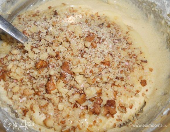 Теперь готовим крем для эклеров:

Яйцо разотрите хорошо с сахаром, добавьте 50 мл молока и перемешайте. Затем добавьте муку и ещё раз размешайте. Затем добавьте в крем растопленный на водяной бане шоколад, сгущенку и тщательно перемешайте. Теперь отправляем в крем орехи и оставшееся молоко и размешиваем наш крем.