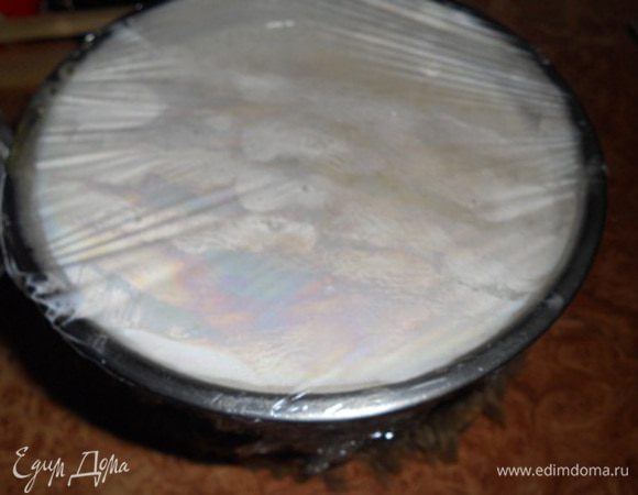 Поставьте полученный крем для эклеров на водяную баню и варите до загустения, затем снимите с бани, накройте пленкой и остудите (можно опустить мисочку в холодную воду, чтобы быстрее остыл крем).

