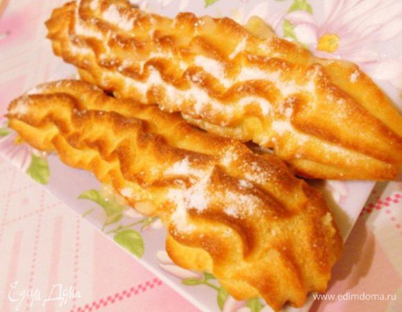 Остывшим кремом начините эклеры. Для этого можно воспользоваться кондитерским шприцом, а можно разрезать эклер немного сбоку и начинить ложкой. Готовые эклеры с ореховым кремом посыпьте сахарной пудрой и наслаждайтесь чаепитием с этим замечательным лакомством...