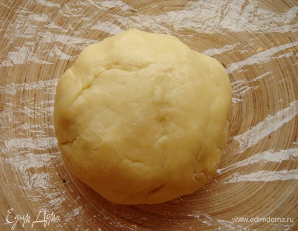 Выложить содержимое блендера на рабочий стол и собрать тесто в шар, упаковать его в пищевую плёнку и убрать в холодильник на 20 минут.