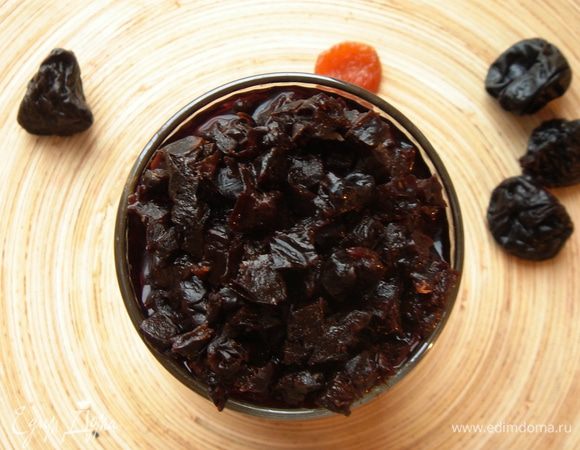 В сковороде или ковшике смешать вино с сахаром,а затем и с черносливом, довести смесь до кипения,уменьшить огонь и немного уварить вино (минут 5). В конце варки добавить специи. Готовую начинку можно дополнительно разнообразить и горстью грецких орехов .