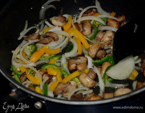 Выложить бекон и готовить его примерно 2 мин. Затем переложить на тарелку с бумаж. полотенцем. А в сковороду добавить грибы и готовить примерно 5 мин. Затем добавим лук, чеснок, сладкий перец, острый перец /я использовала халапеньо/ и готовим помешивая 3 мин.