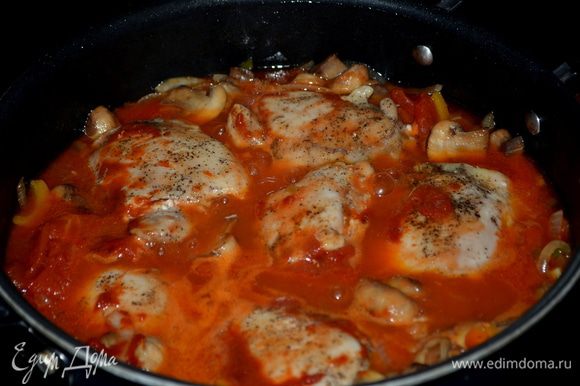 Затем добавить томат.пасту,вино и томаты и бульон. Вернем куриные бедрышки, бекон и готовим на медленном огне до готовности.