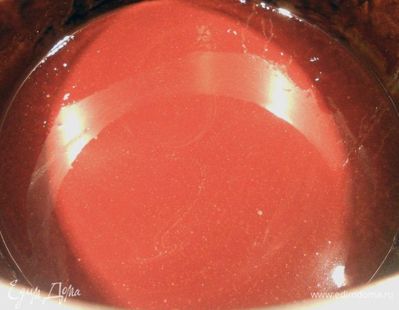 Шоколад и масло растопить на медленном огне, слегка остудить. 