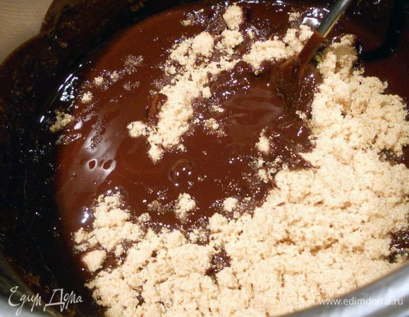 Вмешать сахар, соль, ванильный экстракт, размешать. 