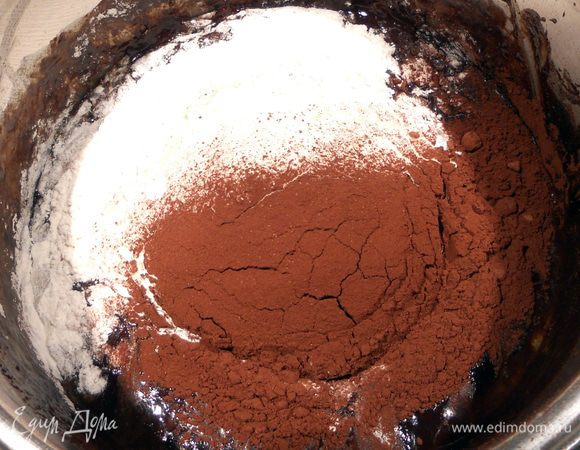 Просеять муку и какао-порошок.