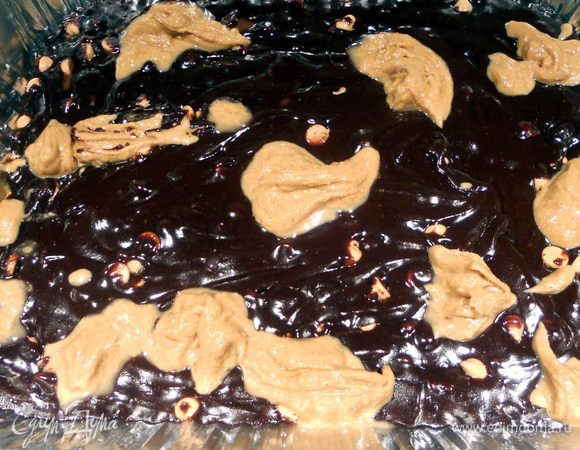 После чего вынуть из духовки, чайной ложкой выложить в нескольких местах арахисовое масло (лучше использовать кремообразное, не очень густое, без орехов). 