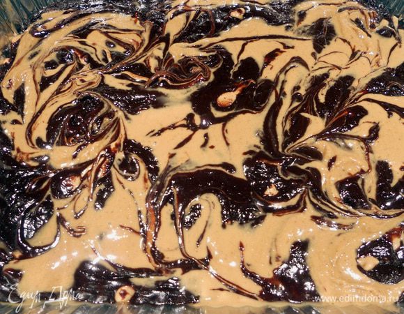 Деревянной палочкой распределить по тесту арахисовое масло, формируя красивый рисунок, ну или как у меня:) Вернуть в духовку, до готовности брауни. Раньше я в общей сложности выпекал брауни минут 20, теперь пришлось увеличить время где-то до 30-35. Главное - не пересушить!Полностью остудить, после чего выдержать в холодильнике несколько часов. Хранить там же. 
