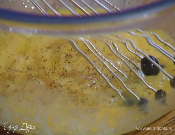 Яйца слегка взбить венчиком, посолить, поперчить.