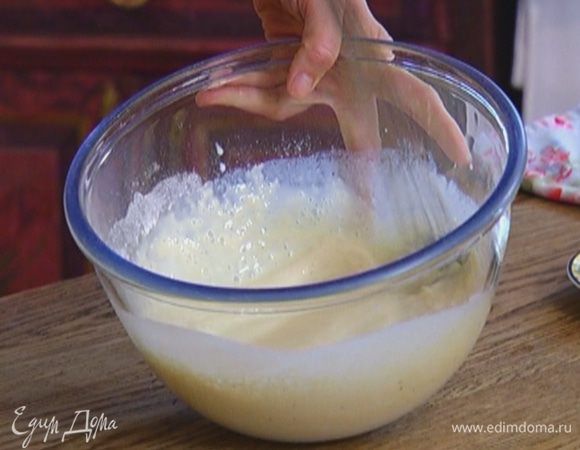 Влить к яйцам часть молока, всыпать муку и, перемешивая, влить оставшееся молоко.