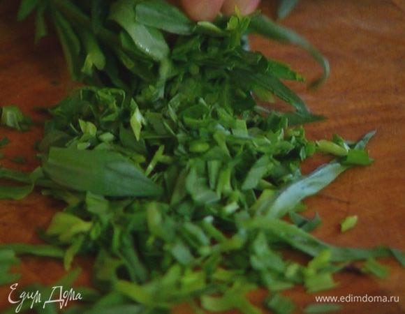 Листья тархуна мелко порубить (немного оставить для украшения).