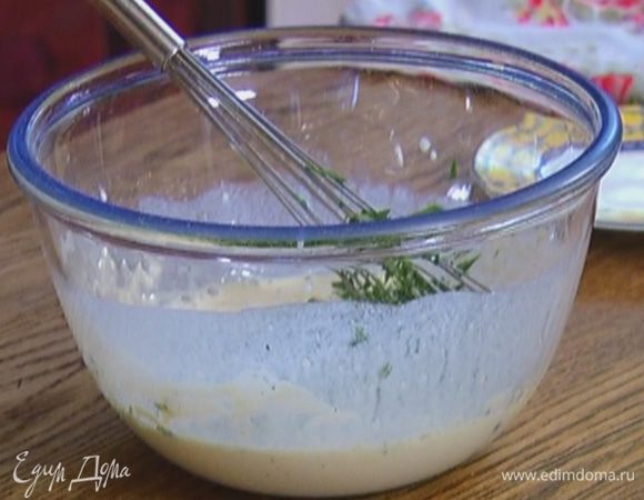 Добавить тархун в тесто, влить 1 ст. ложку оливкового масла, все перемешать.