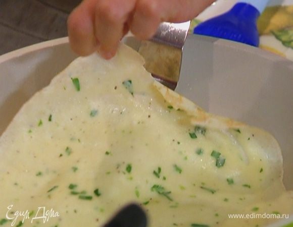 Разогреть сковороду, кисточкой смазать оливковым маслом и пожарить блины.