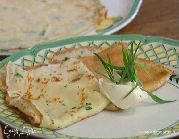 Подавать блины со сметаной, украсив оставшимся тархуном.