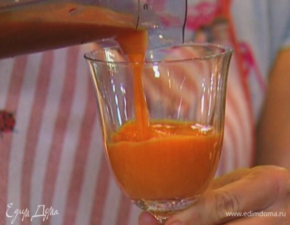 Выжать сок из моркови, редиски и яблока.