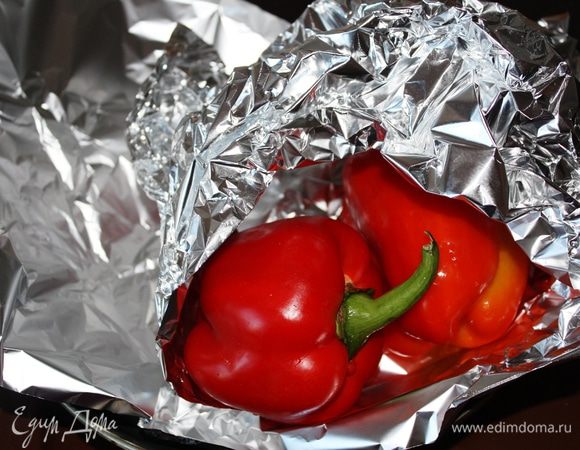 Болгарские перцы завернуть в фольгу,  поставить в разогретую до 200 градусов духовку на 40 минут.  Затем достать, остудить и очистить от кожицы.