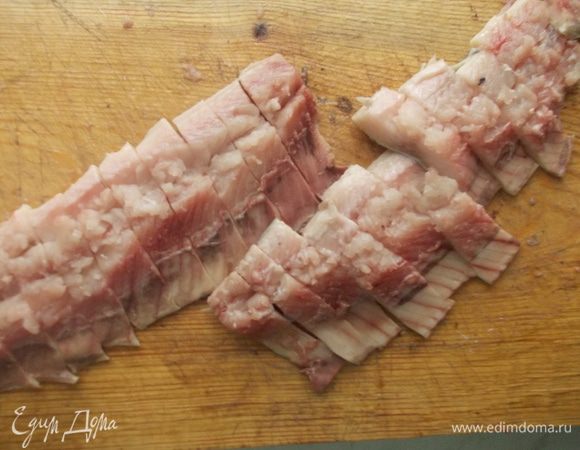 Разделать на филе, удалить мелкие косточки и порезать.