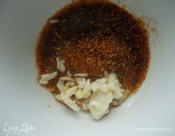 Приготовить маринад из измельченного чеснока и всего остального.