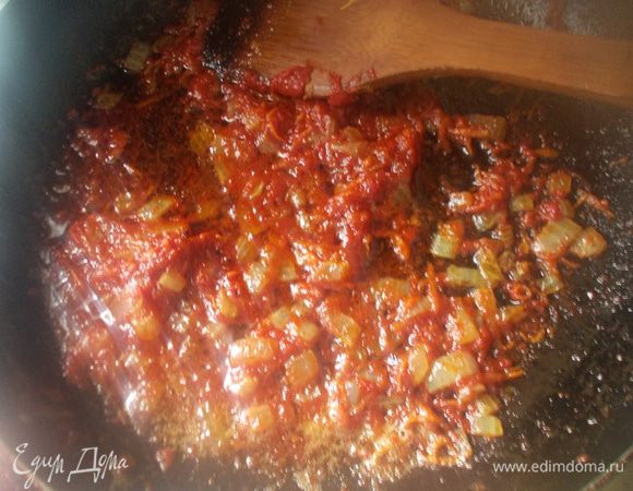 Порезать лук и потереть морковь. Поджарить овощи на масле до прозрачности, и добавить томатную пасту. Выключить огонь.