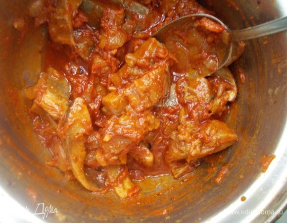 Слить образовавшийся сок с селёдки и добавить горячую подливу. Поставить в прохладное место на сутки.