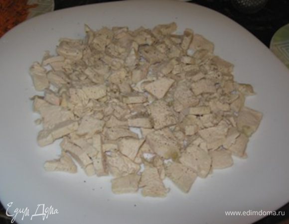 Отварите яйца и курицу. Курицу нарежьте небольшими кусочками выложите на дно и промажьте хорошо майонезом.