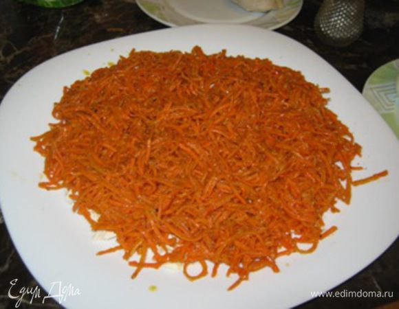 Сверху выложите морковь по-корейски. Я делала её сама.