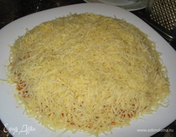 сверху потрите на мелкой тёрке твёрдый сыр и также смажьте майонезом.