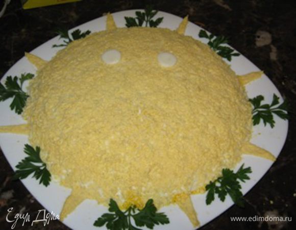 Далее потрите белок, промажьте майонезом, сверху украсьте желтком, маслинами, зеленью и помидорами, как на фото.