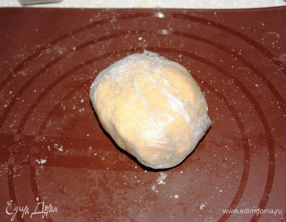 Тем временем делаем тесто. Я часто делаю тесто в блендере, подсмотрела у Высоцкой)))  можно и руками сделать, тоже быстро. Мелкопорубленное слив. масло смешиваем с мукой, солью и яйцом и вымешиваем тесто.Получается вот такой плотный шарик, заворачиваем его в пленку и убираем в холодильник на 20 минут.
