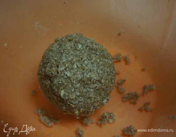 3. Вмешать сухие ингредиенты,  добавить горячую воду. Если тесто не будет собираться в комок добавить пару ст. л. муки. 