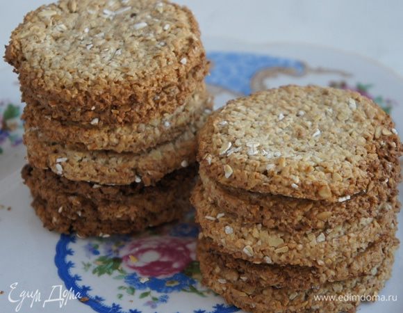4. Присыпать рабочую поверхность овсяными хлопьями, раскатать тесто толщиной в 3 мм. Вырезать печенья.
Выпекать при температуре 180 гр минут 15. 
Приятного аппетита!