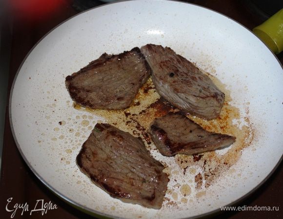 Обжариваем мясо на раскаленной сковороде по 2 минуты с каждой стороны.