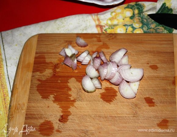 Мясо убрать, а в сковороду выложить нарезанный небольшими дольками лук.  Обжарить до золотистого цвета.