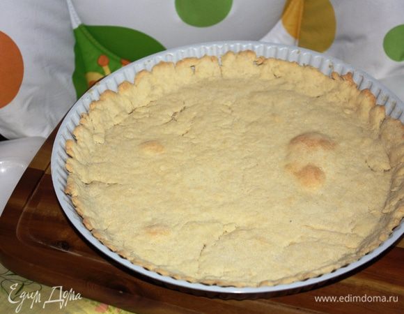 Раскатать охлажденное тесто и выложить в форму  (у меня 28 см и теста хватило с натяжкой,берите форму поменьше), уберите в разогретую до 200 градусов духовку на 20 минут. Достаньте.