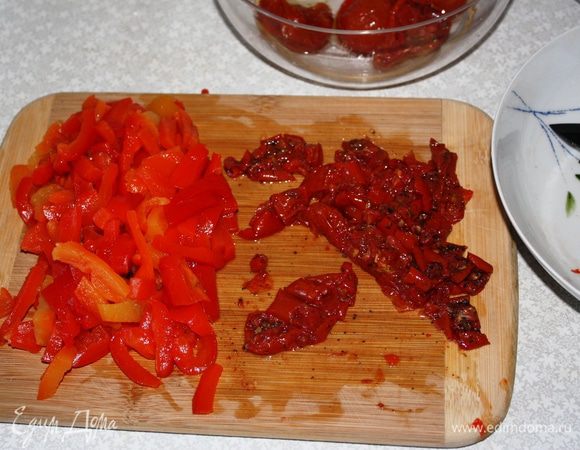 Готовим начинку. Очищенные перцы и вяленые томаты нарезать соломкой.