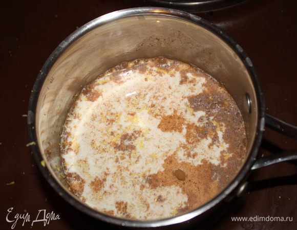 В кастрюльку влить молоко, добавить корицу, ванилин, цедру лимона и довести до кипения.