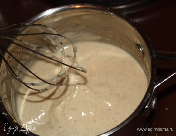 Добавить яичную смесь в кастрюлю с закипевшим молоком, убавить огонь и варить на медлннном огне  до загустения,постоянно помешивая. Снять с огня и остудить.
