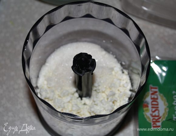 Творог взбить миксером или блендером с оставшимся сахаром. Если творог суховат,можно добавить чуть-чуть теплой воды.