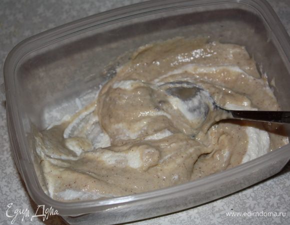 Смешать творог с остывшим кремом и уберите в холодильник (если хотите запечь утром) или выкладывайте в формочки (если хотите сделать сейчас).