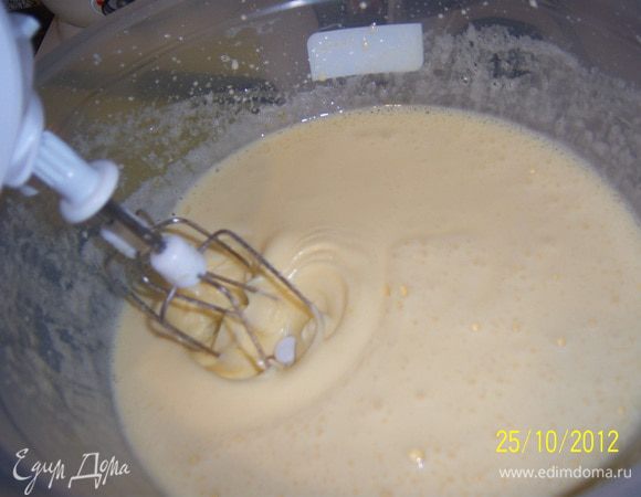 яйца взбить с сахаром до полного растворения сахара