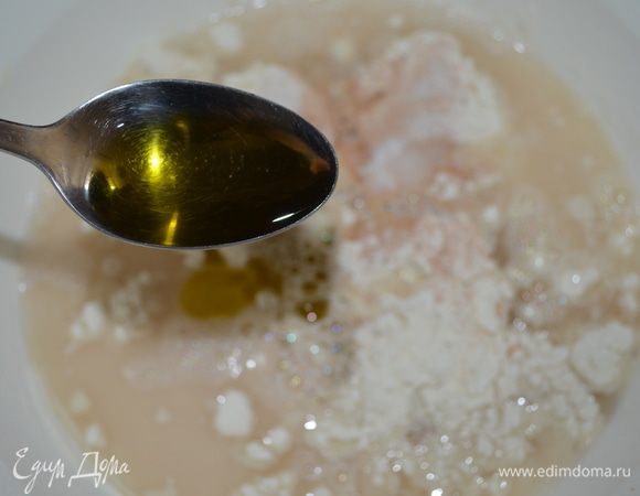 Добавить теплую  воду (но не горячую) и оливковое масло, перемешать.